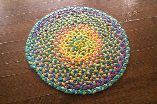 40+ Creative Ideas to Repurpose and Reuse Your Old T-shirts --> DIY Braided T-shirt Rug