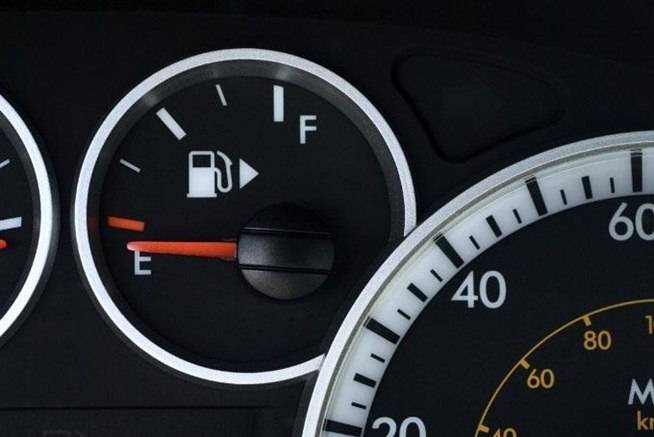 25+ Easy and Useful Car Hacks Every Driver Should Know --> Look at the Dashboard Fuel Gauge and the Arrow Beside the Gas Pump to Figure out Which Side to Fill Your Gas