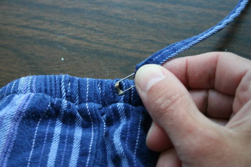 35+ Useful Clothing Hacks Every Woman Should Know --> Use a safety pin or straw to rethread a drawstring