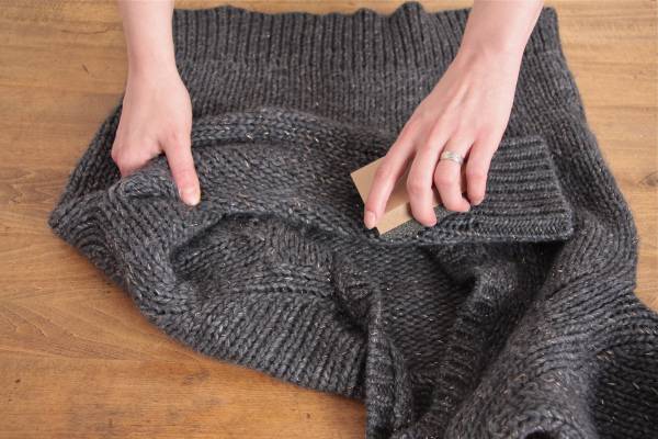 35+ Useful Clothing Hacks Every Woman Should Know --> How to get rid of lint balls