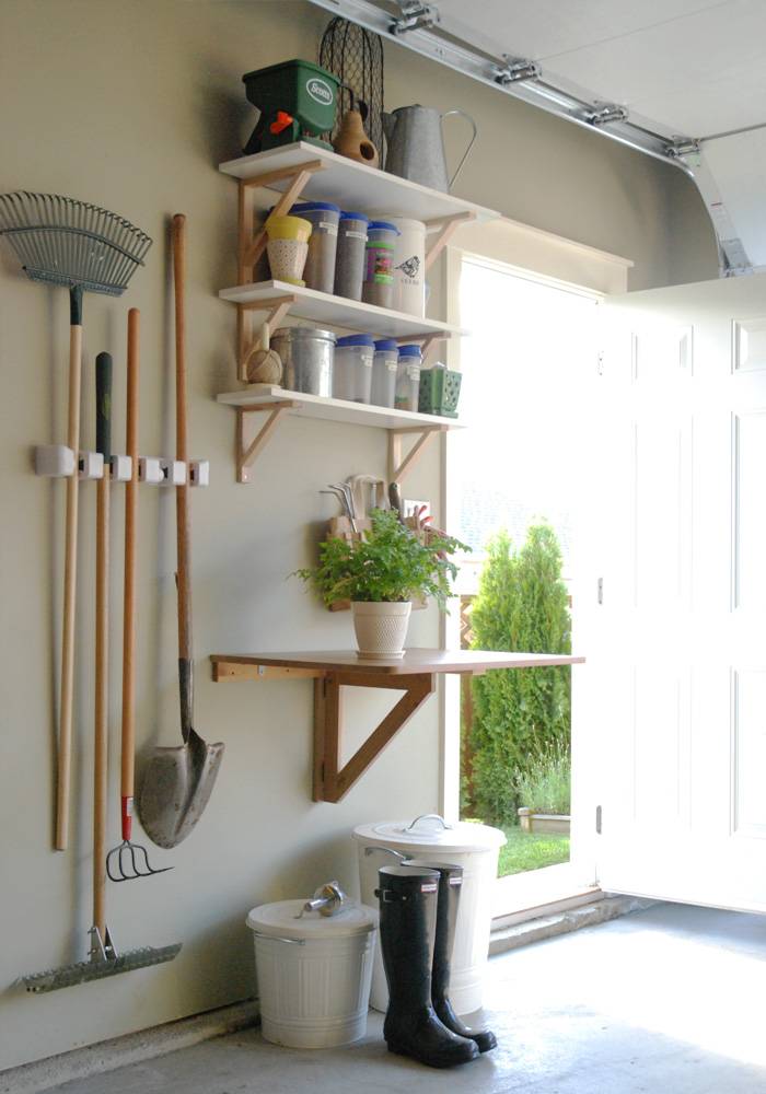 30+ Creative Ways to Organize Your Garage --> Garage garden station to keep everything to do with gardening