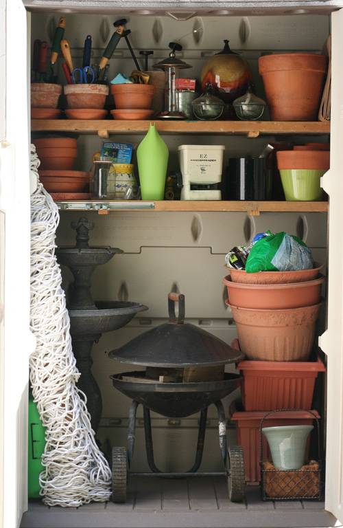 30+ Creative Ways to Organize Your Garage --> Use clay pots filled with sand to hold gardening tools