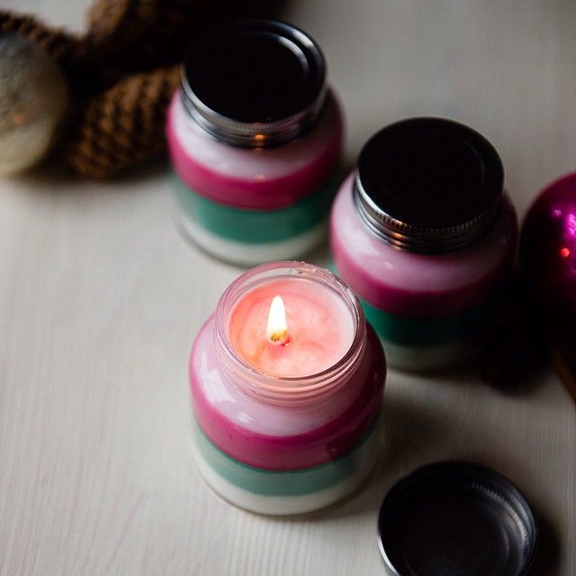 40+ Creative DIY Holiday Candles Projects --> DIY Layered Scent Holiday Candles