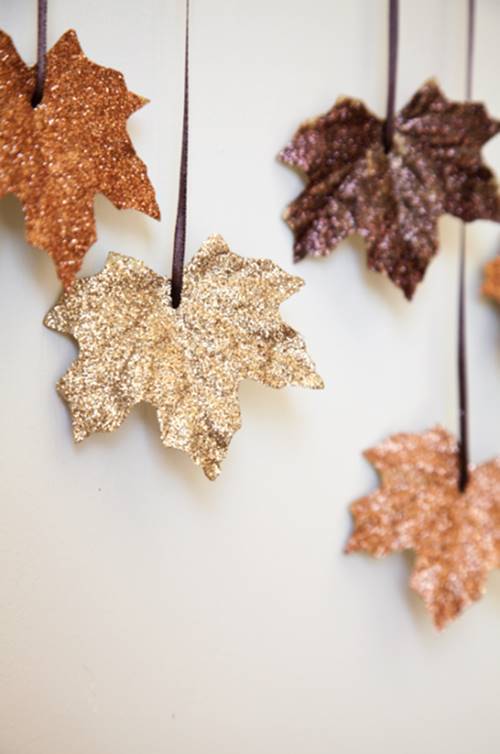 40+ Creative DIY Craft Projects with Fall Leaves --> DIY Glitter Leaves Garland