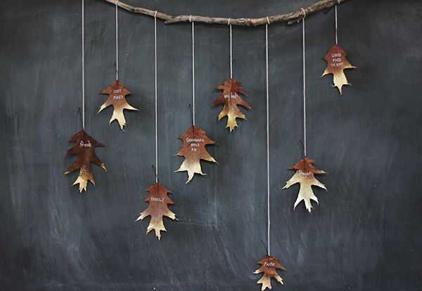 40+ Creative DIY Craft Projects with Fall Leaves --> DIY Golden Leaf Garland