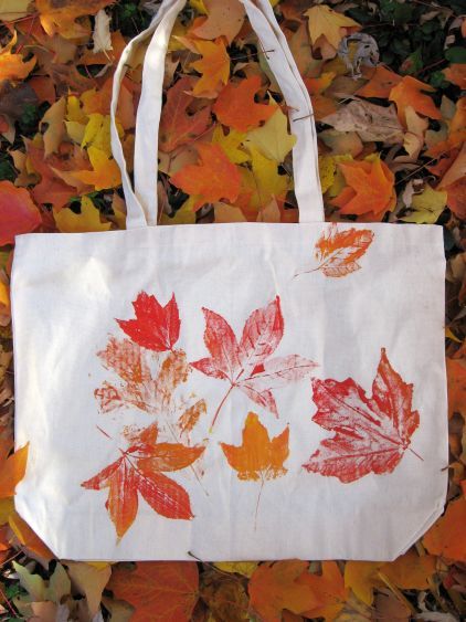 40+ Creative DIY Craft Projects with Fall Leaves --> Tote with Autumn Leaf Prints