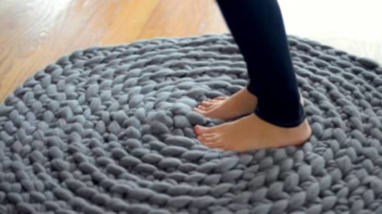 https://icreativeideas.com/wp-content/uploads/2015/11/Creative-Ideas-DIY-Giant-Crochet-Rug-Without-Using-A-Crochet-Hook-1280x720.jpg