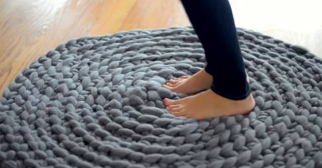 DIY Giant Crochet Rug Without Using A Crochet Hook
