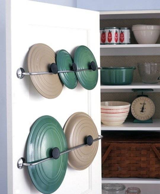 40+ Organization and Storage Hacks for Small Kitchens --> Use towel bars to store pot lid inside pantry door