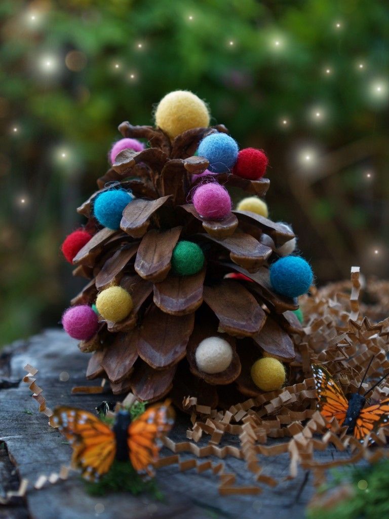 40+ Creative Pinecone Crafts for Your Holiday Decorations --> Felted Wool and Pinecone Christmas Tree