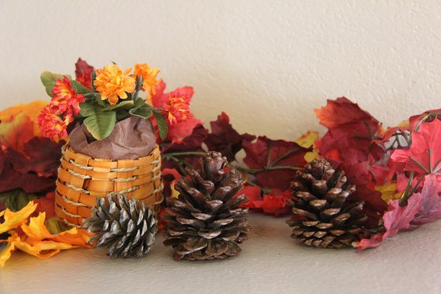40+ Creative Pinecone Crafts for Your Holiday Decorations --> Cinnamon-Scented Pinecones