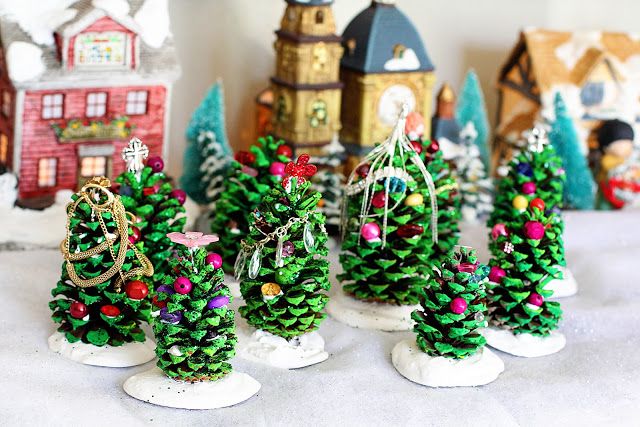 40+ Creative Pinecone Crafts for Your Holiday Decorations --> Pinecone Christmas Trees