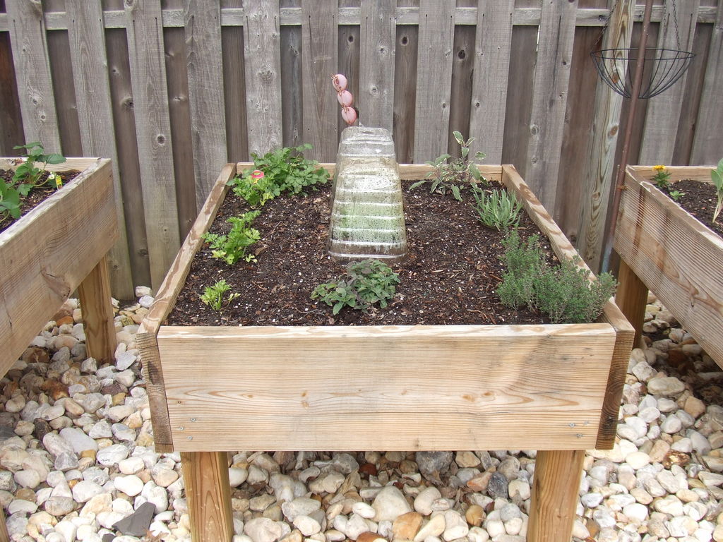 30+ Creative DIY Raised Garden Bed Ideas And Projects --> Raised Garden Bed On Legs