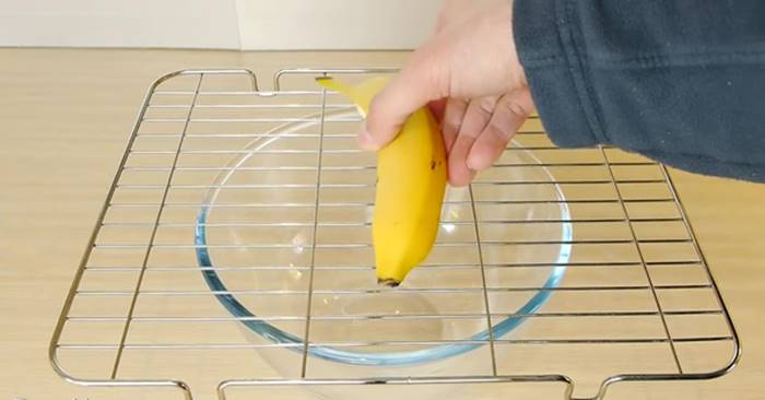 Creative Ideas - How to Cut A Banana Using A Cooling Rack Grill