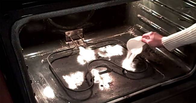 Cleaning Hack - How To Clean Your Oven With Just Baking Soda And Water