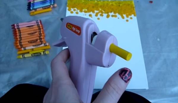 https://icreativeideas.com/wp-content/uploads/2017/02/Creative-Ideas-DIY-Beautiful-Melted-Crayon-Art-Using-Hot-Glue-Gun-ttt1.jpg